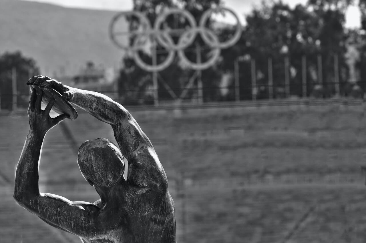 Immagine della statua del disco olimpico, simbolo di atletismo e sportività, situata in Grecia.