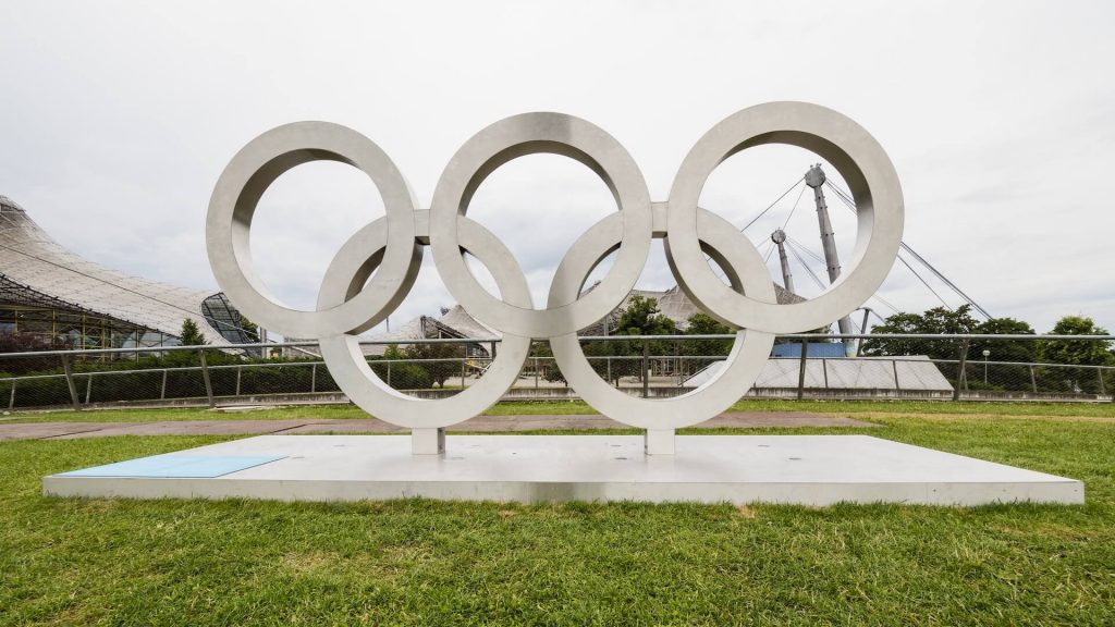 Gli anelli olimpici in un giardino pubblico