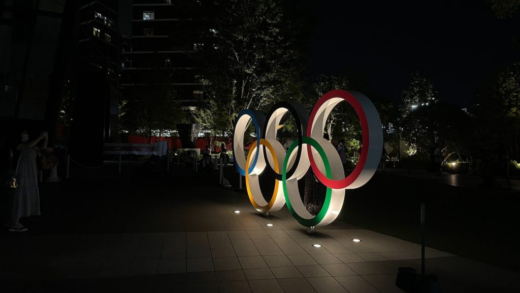 Una scultura degli anelli olimpici